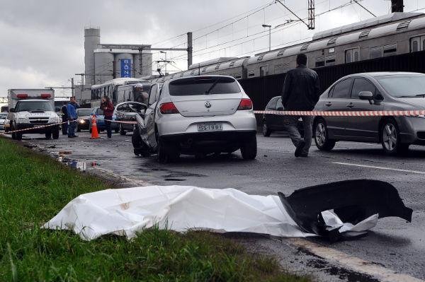Tr&acirc;nsito &eacute; normalizado na Castelo Branco, onde homem morreu ap&oacute;s acidente 