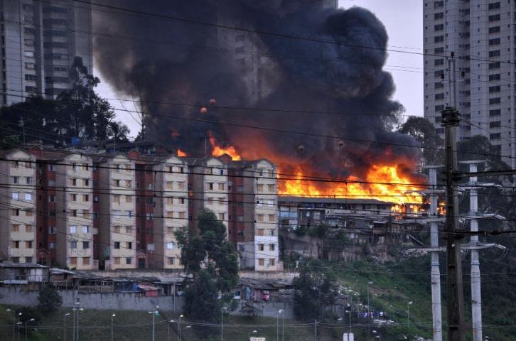 Fogo destr&oacute;i 320 barracos em favela de S&atilde;o Paulo