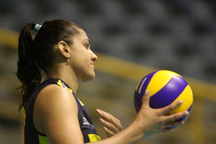 Sem Mari e Paula, Z&eacute; Roberto aposta em Nat&aacute;lia