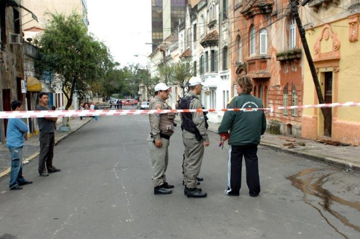 Caminh&atilde;o desgovernado colide contra dois carros e uma &aacute;rvore 