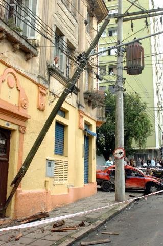 O choque fez tamb&eacute;m com que um poste fosse danificado