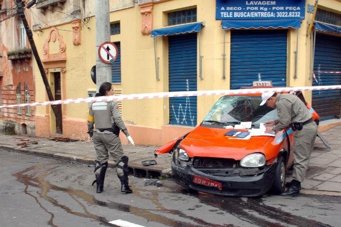 Energia el&eacute;trica &eacute; restabelecida no Centro de Porto Alegre ap&oacute;s acidente com caminh&atilde;o desgovernado