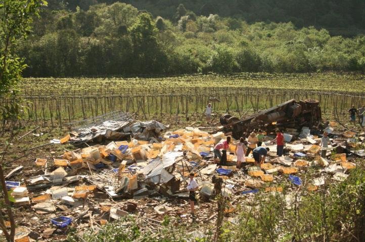 Moradores da regi&atilde;o recolhem a carga do caminh&atilde;o