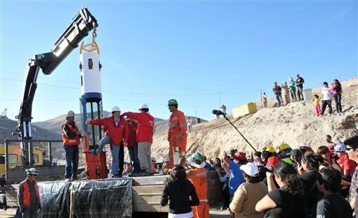 Gaiola que ajudar&aacute; em resgate chega a mina no Chile