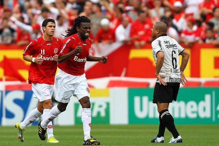 M&eacute;dico do Inter afirma que Tinga est&aacute; fora do jogo contra o Palmeiras