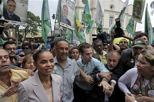 Crescimento em pesquisas incomoda advers&aacute;rios, diz Marina