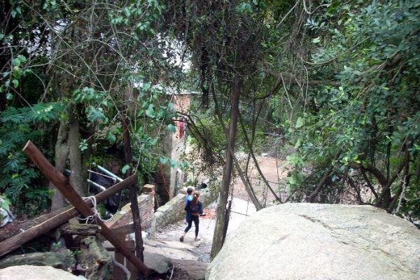 Pedra de duas toneladas amea&ccedil;a cair na zona Leste de Porto Alegre