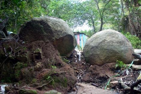 Remo&ccedil;&atilde;o de pedra que amea&ccedil;a cair sobre casas em Porto Alegre &eacute; adiada