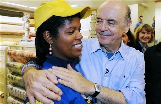 Jos&eacute; Serra posa para fotos ao lado de eleitores
