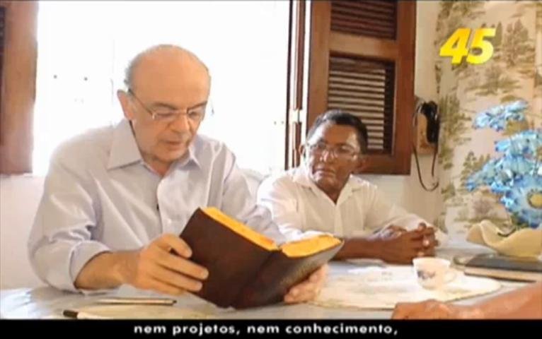 Serra encerra campanha na TV cantarolando e lendo a B&iacute;blia