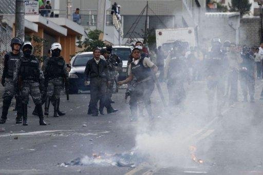 Agentes dispersam apoiadores de Correa da frente do hospital. Cercado em hospital, presidente do Equador descarta di&aacute;logo com policiais rebelados