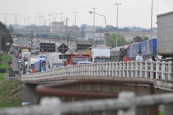 Dois pacientes s&atilde;o retirados de helic&oacute;ptero de congestionamento 