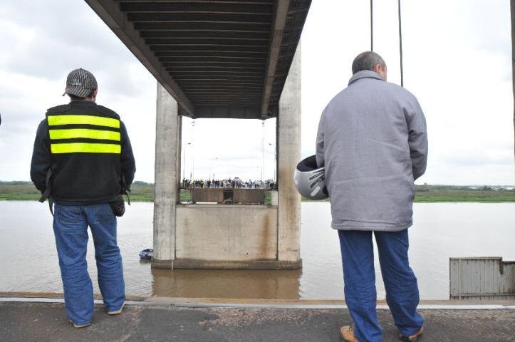 Colis&atilde;o de navio contra Ponte do Gua&iacute;ba pode ter causado falha 