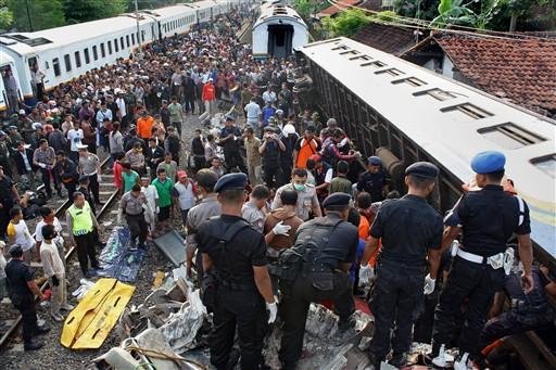 Um trem vindo de Jacarta, capital da Indon&eacute;sia, bateu na parte traseira de outro trem que estava estacionado em uma esta&ccedil;&atilde;o