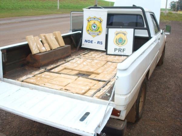 PRF apreende 100 kg de maconha em carro no Norte do Estado