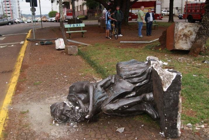 Carro invade pra&ccedil;a e destr&oacute;i monumento em Erechim