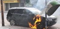 Carro sofre princípio de incêndio próximo a comitê de Yeda