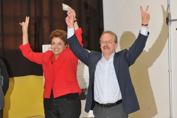 Dilma vota na zona Sul da Capital e segue para o aeroporto