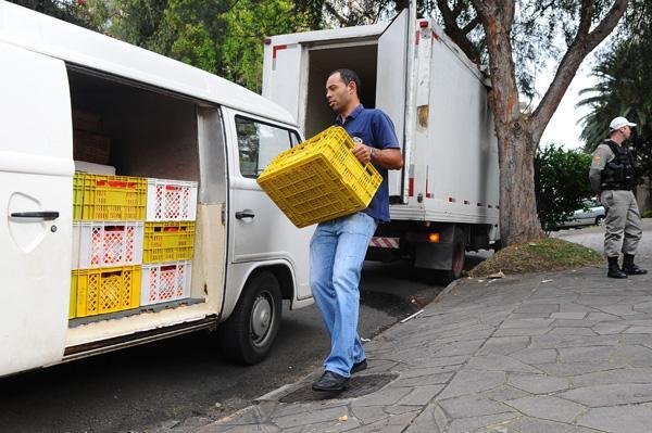 Pol&iacute;cia prende tr&ecirc;s irm&atilde;os suspeitos de assalto a distribuidora de carnes em Canoas