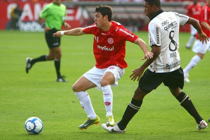 Giuliano se apresenta ao t&eacute;cnico Mano Menezes nesta segunda-feita