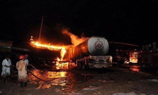 Talib&atilde;s queimam caminh&otilde;es da Otan em repres&aacute;lia a ataques a&eacute;reos