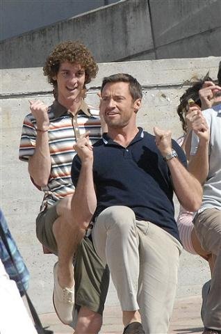 Hugh Jackman dan&ccedil;a nas ruas de Montevid&eacute;u