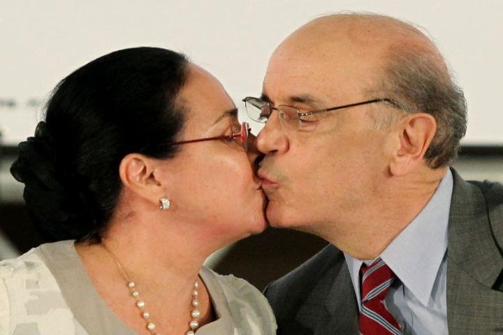 Serra beija sua mulher, Monica Serra, em conven&ccedil;&atilde;o. Candidato quer lei que limite a&ccedil;&atilde;o do presidente na campanha