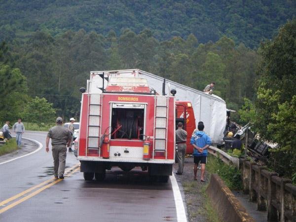 Morre terceira v&iacute;tima de colis&atilde;o na ERS-400, em Candel&aacute;ria