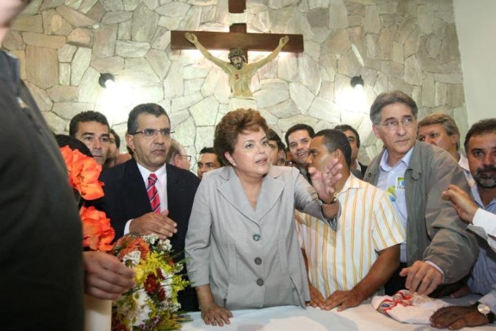 Dilma desmente ser pr&oacute;-aborto e ataca PSDB por privatiza&ccedil;&atilde;o
