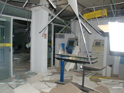 Ladr&otilde;es usaram explosivos para acessar o local