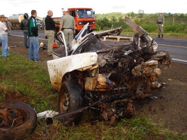 O motorista do caminh&atilde;o sofreu ferimentos leves