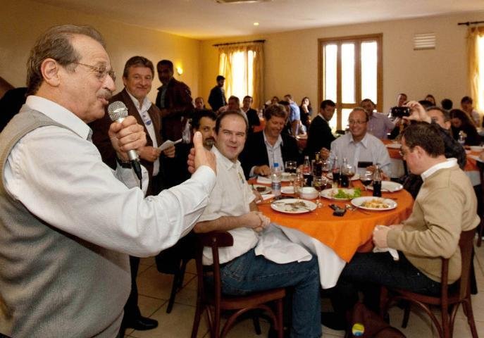 Tarso ir&aacute; procurar PMDB para integrar campanha de Dilma