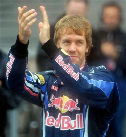Vettel aplaude f&atilde;s que esperaram pelo fim da chuva