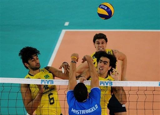 Brasil bate It&aacute;lia e se garante na decis&atilde;o do Mundial de v&ocirc;lei