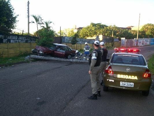 Carro bate em poste e deixa moradores do bairro Azenha sem luz