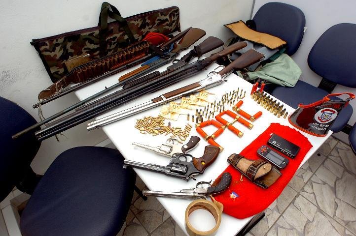 Quadrilha assalta fazenda e leva joias e armas em Viam&atilde;o