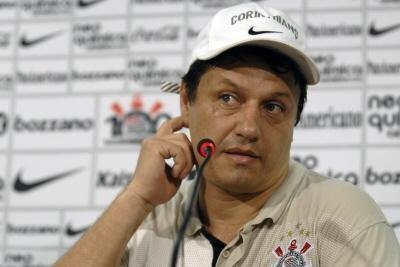 Pe&ccedil;o desculpa por n&atilde;o ter dado sequ&ecirc;ncia ao excelente trabalho do Mano, diz Adilson Batista 