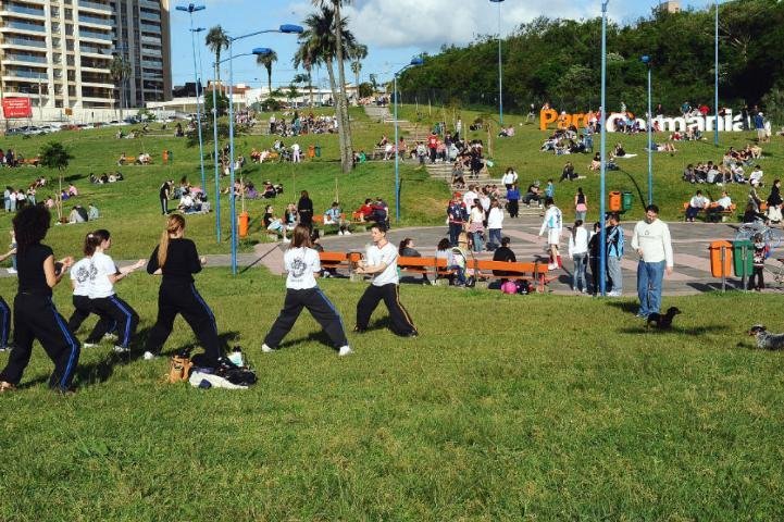 Segunda-feira ser&aacute; ensolarada. No domingo, parques da Capital registram movimento intenso