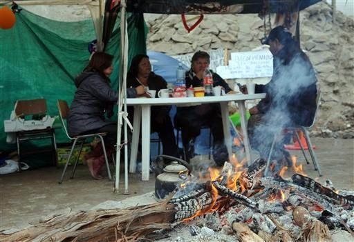 Familiares aguardam no acampamento para rever os mineiros, o que pode ocorrer j&aacute; na quarta-feira