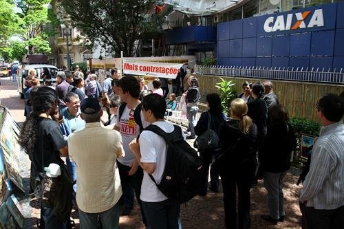 Banc&aacute;rios realizaram protesto no Centro de Porto Alegre nesta segunda