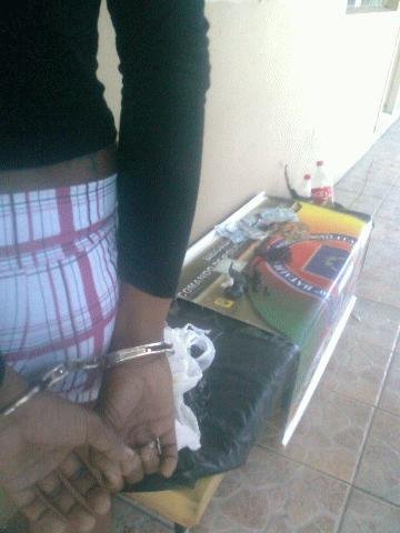 Jovem suspeita de tr&aacute;fico de drogas &eacute; presa na zona Norte da Capital