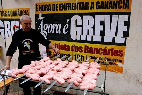 Em assembleia, banc&aacute;rios decidem continuar greve