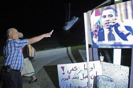 Militantes de direita jogam sapatos e ovos contra foto de Obama em Israel