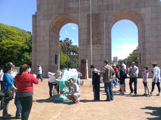 Vaca do CowParade &eacute; atra&ccedil;&atilde;o no Parque Farroupilha