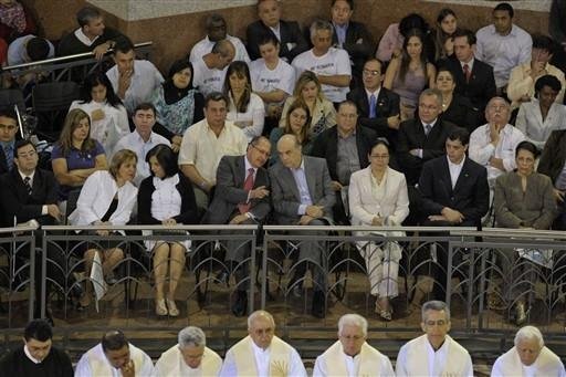 Candidato do PSDB participou da tradicional missa em homenagem a Nossa Senhora Aparecida