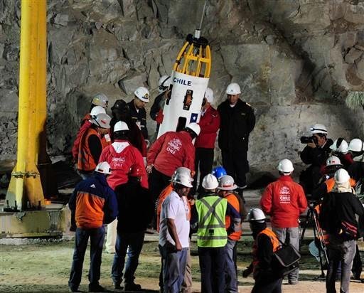 T&eacute;cnicos inserem a c&aacute;psula Fenix antes de iniciar o teste para a opera&ccedil;&atilde;o de resgate dos 33 mineiros 