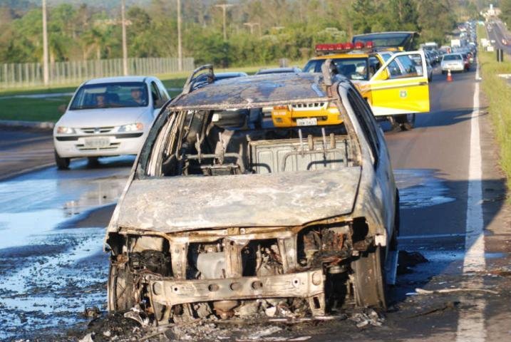 Carro pega fogo em meio a viagem na ERS-239