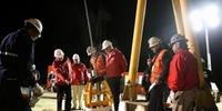 Técnicos testam cápsula antes de iniciar resgate de mineiros no Chile