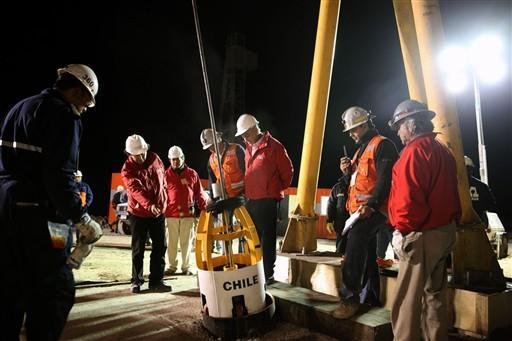 T&eacute;cnicos testam c&aacute;psula antes de iniciar resgate de mineiros no Chile