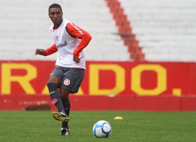 Glaydson celebra sequ&ecirc;ncia de jogos no Inter